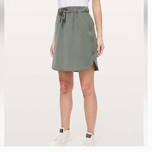 Lululemon On The Fly Skirt , Grey Sage Elastic Waist Skirt Size 8